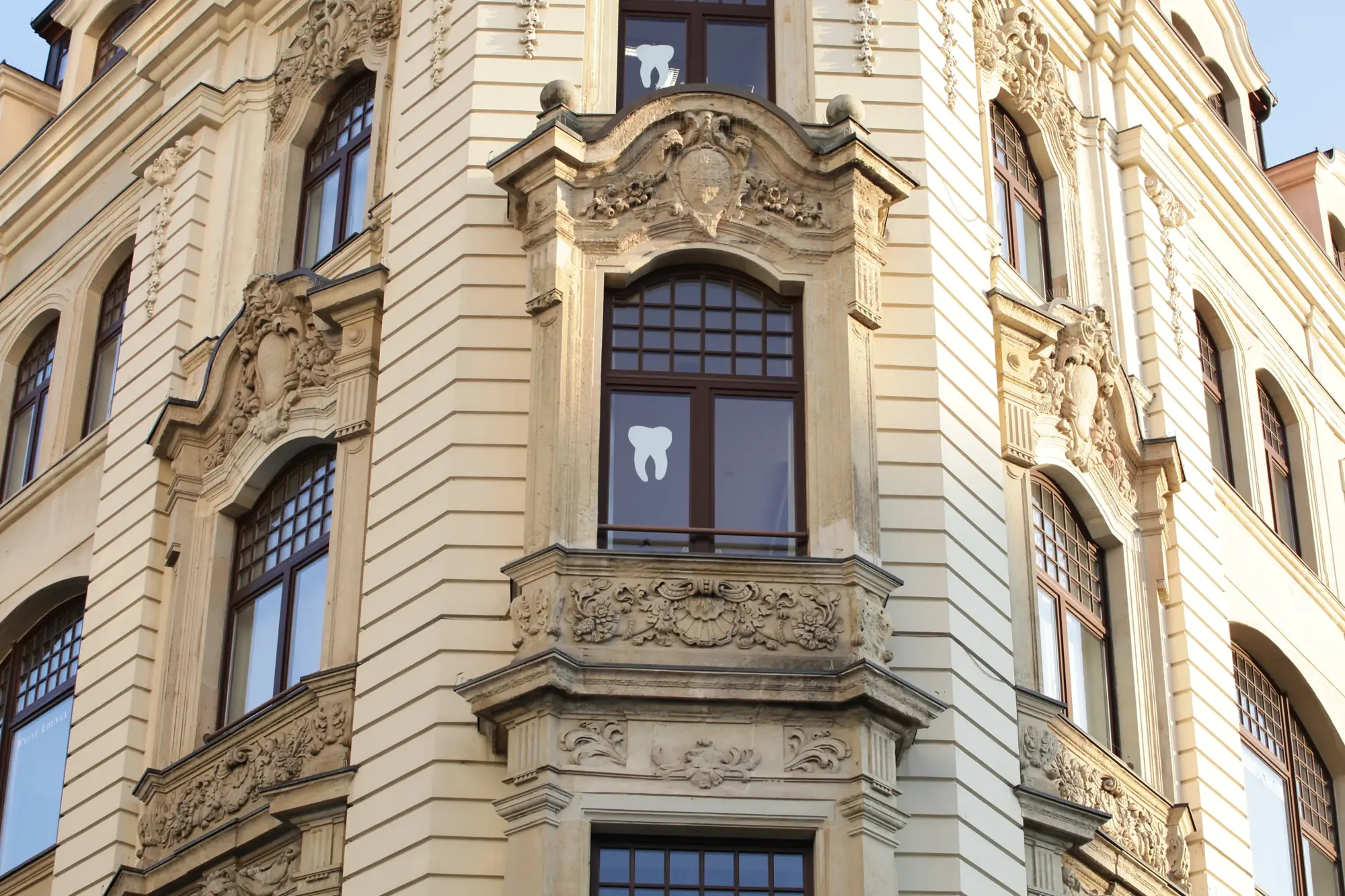 Altbaufassade der Praxis Voss & Zähne im Leipziger Zentrum